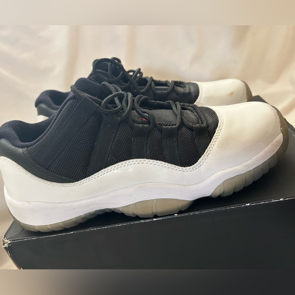 AIR JORDAN 11 - RETRO LOW - TUXEDO REVERSE CONCORD - MENS/ YOUTH SIZE 7 WITH BOX